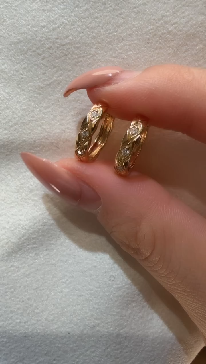 18K金镶嵌实验室培育钻石耳饰@@耳圈黄圆形窄版菱格纹