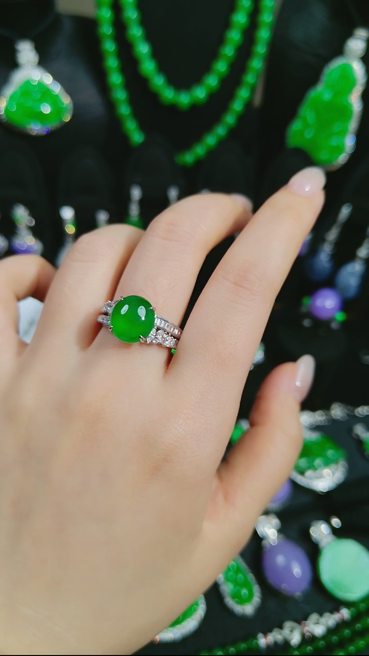 18K金镶嵌戒指翡翠蛋面戒指