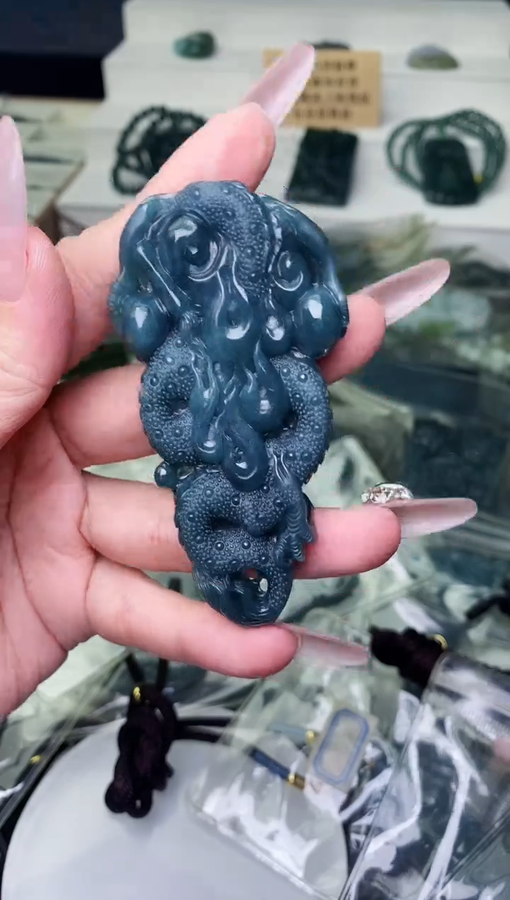 颈饰未镶嵌翡翠 