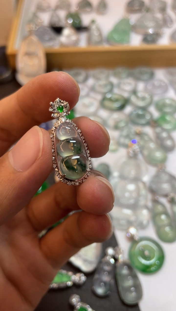 【闪购商品】翡翠吊坠(不含链)18K金镶嵌豆子