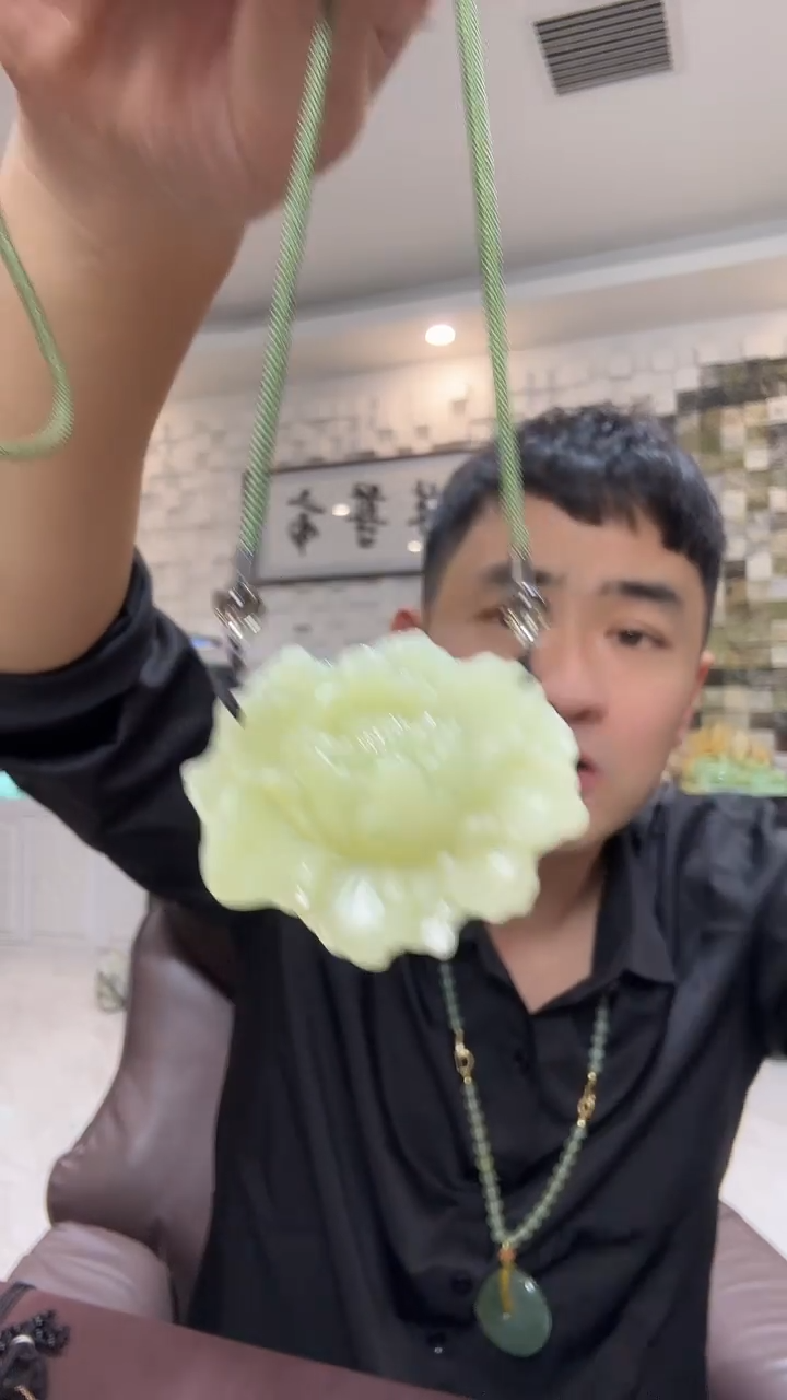 合金蛇纹石玉颈饰呢**称岫玉牡丹花