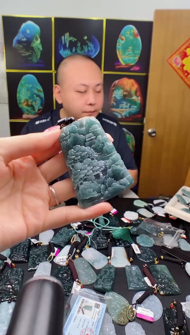 翡翠未镶嵌颈饰多样性发其一