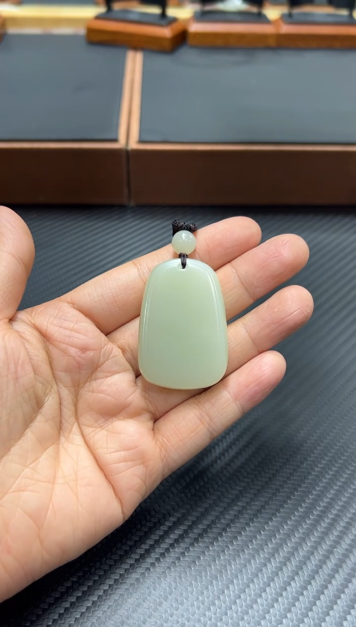 吊坠(赠链)未镶嵌和田玉且末微色差迪克兰一细吊坠