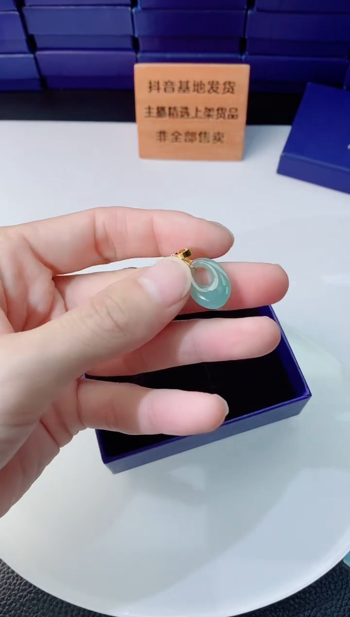 翡翠未镶嵌颈饰   `