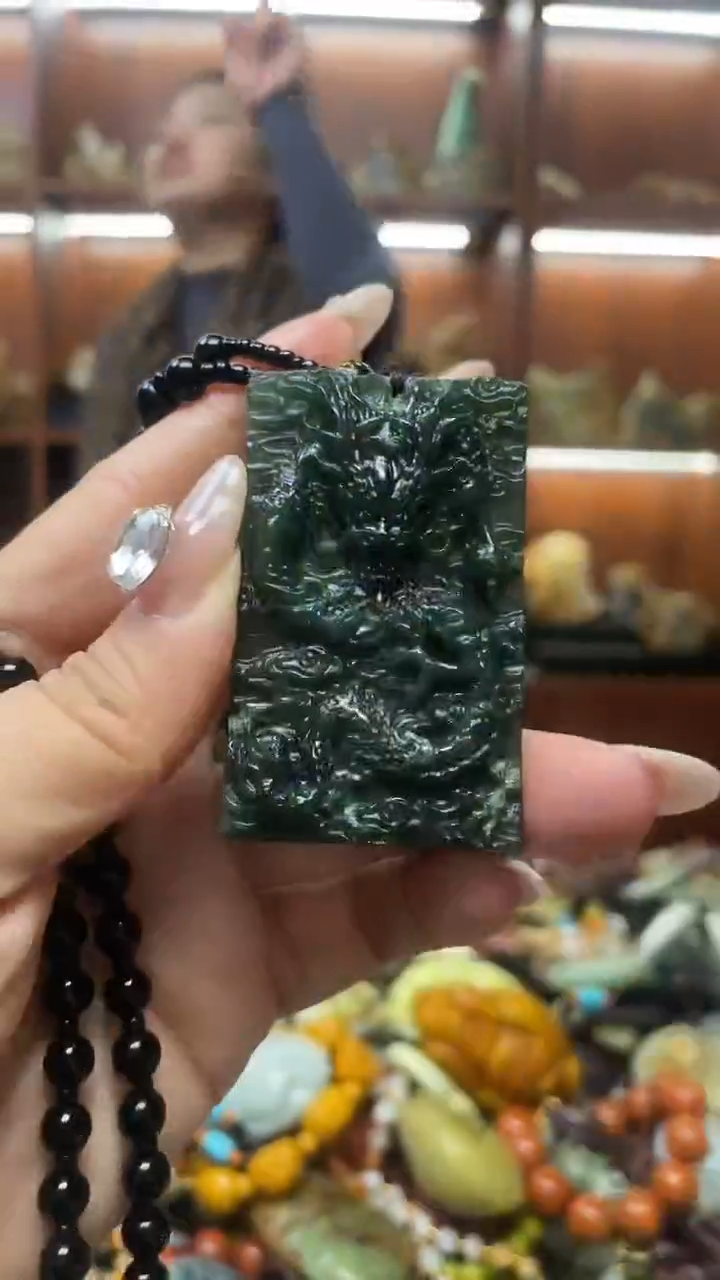 未镶嵌蛇纹石玉吊坠  