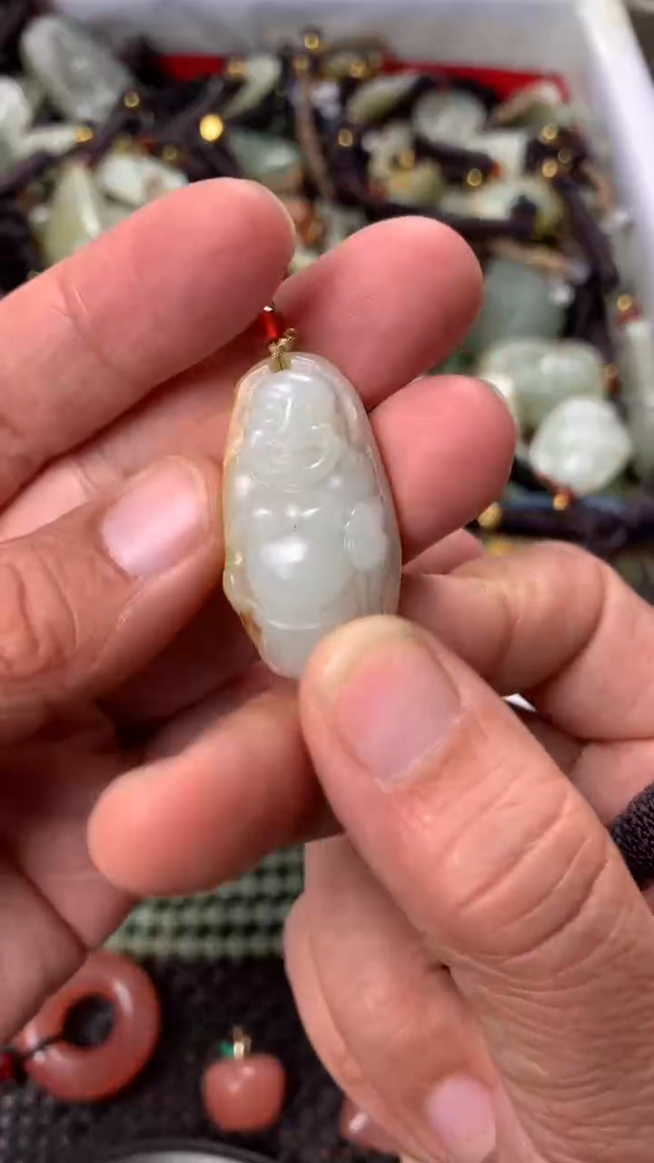 【闪购商品】和田玉颈饰未镶嵌多样性发货没有证书.拍一发一，有瑕