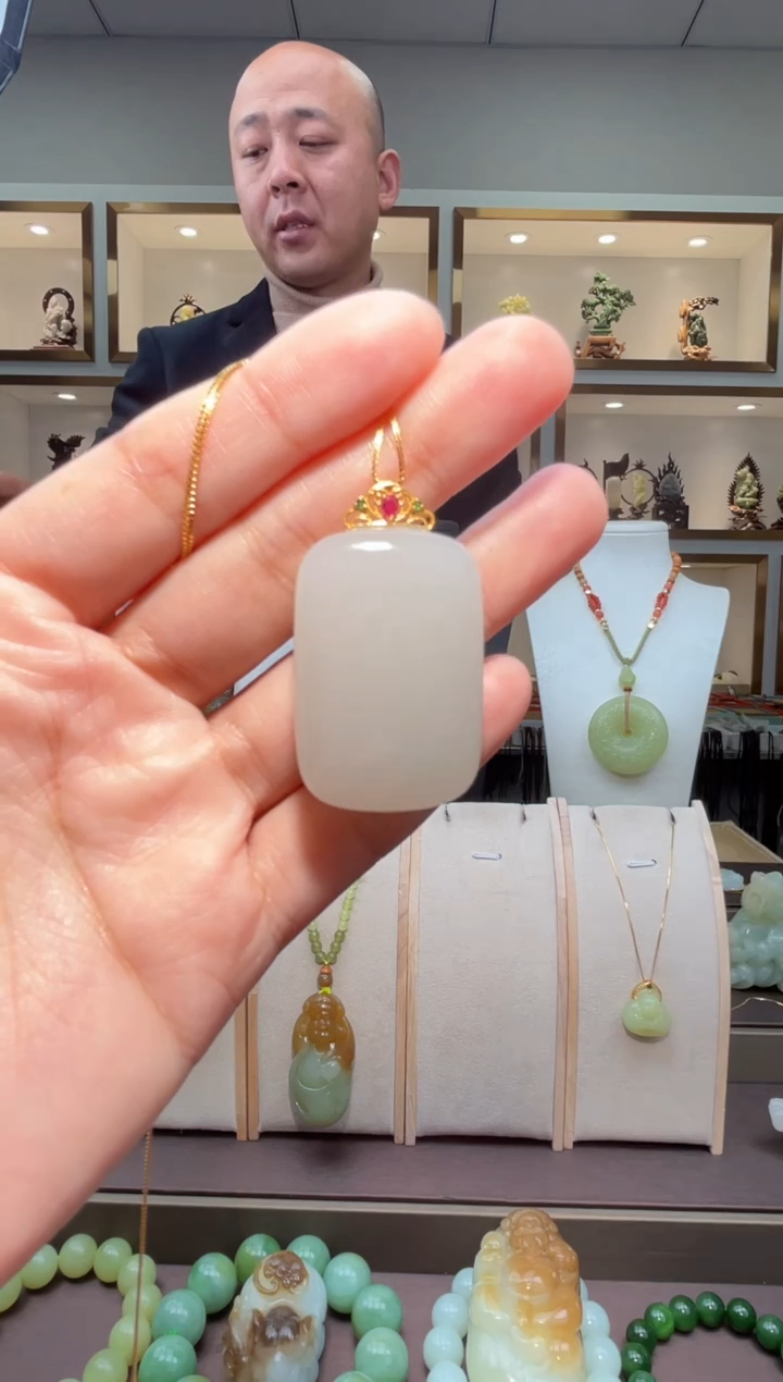 颈饰18K金镶嵌和田玉苏