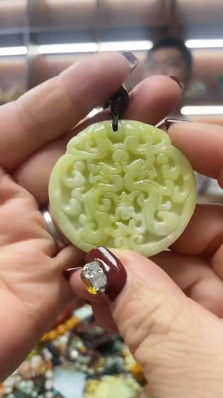 未镶嵌蛇纹石玉吊坠     