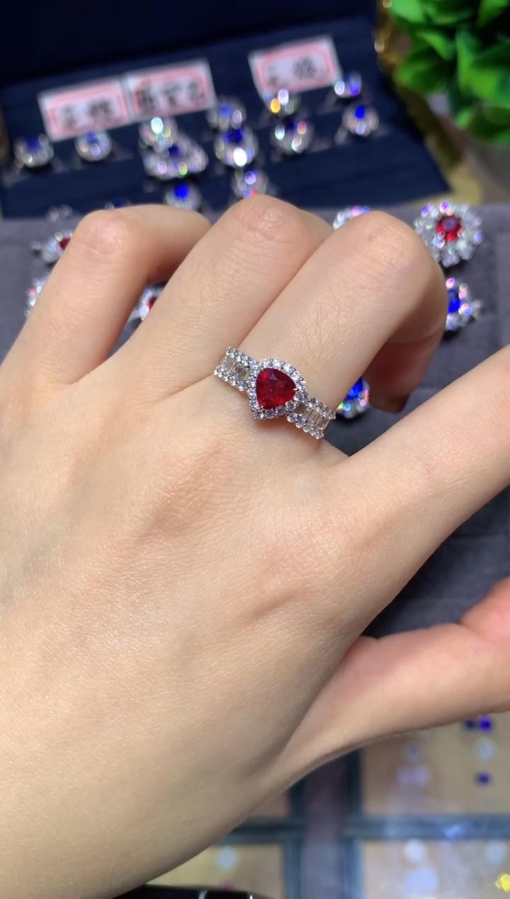18K金镶嵌戒指红宝石又****婆1.08CT