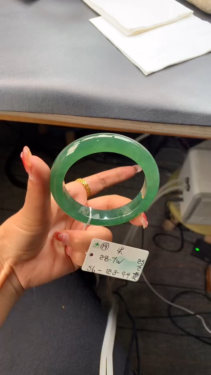 【闪购商品】翡翠手镯未镶嵌女神节#送礼#，下单联系客服核对地址~