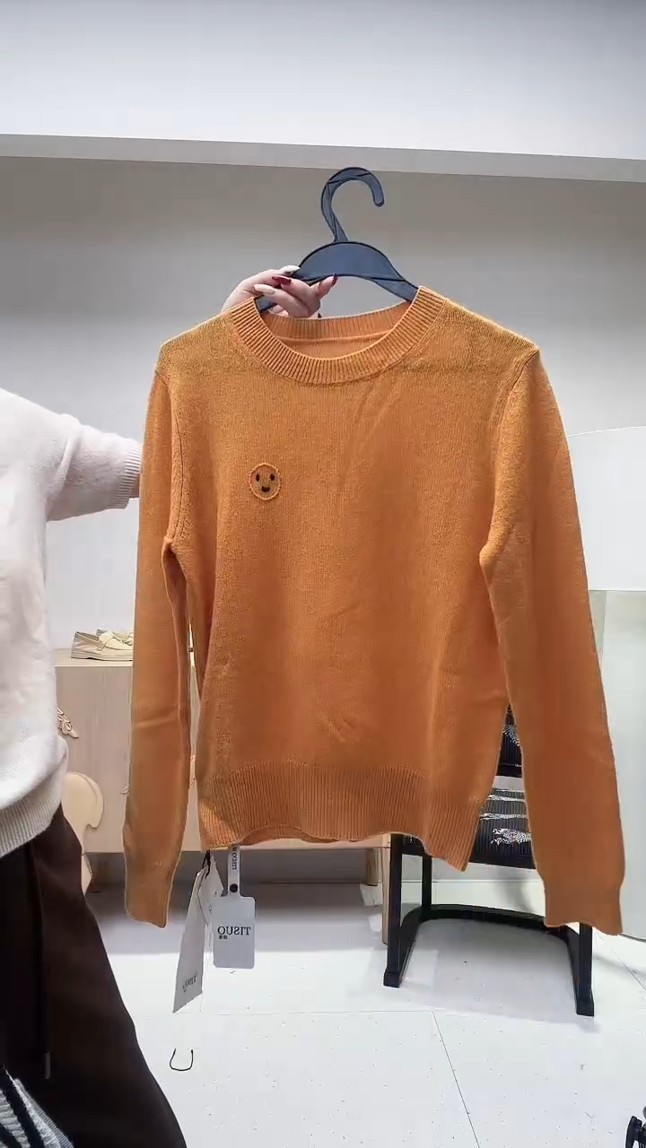 暖橘色螺纹领笑脸刺绣羊绒衫