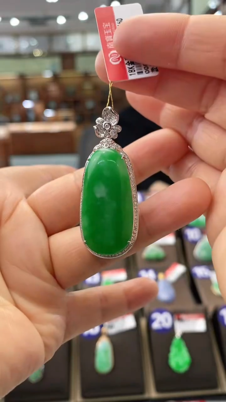 【闪购商品】翡翠颈饰18K金镶嵌福瓜