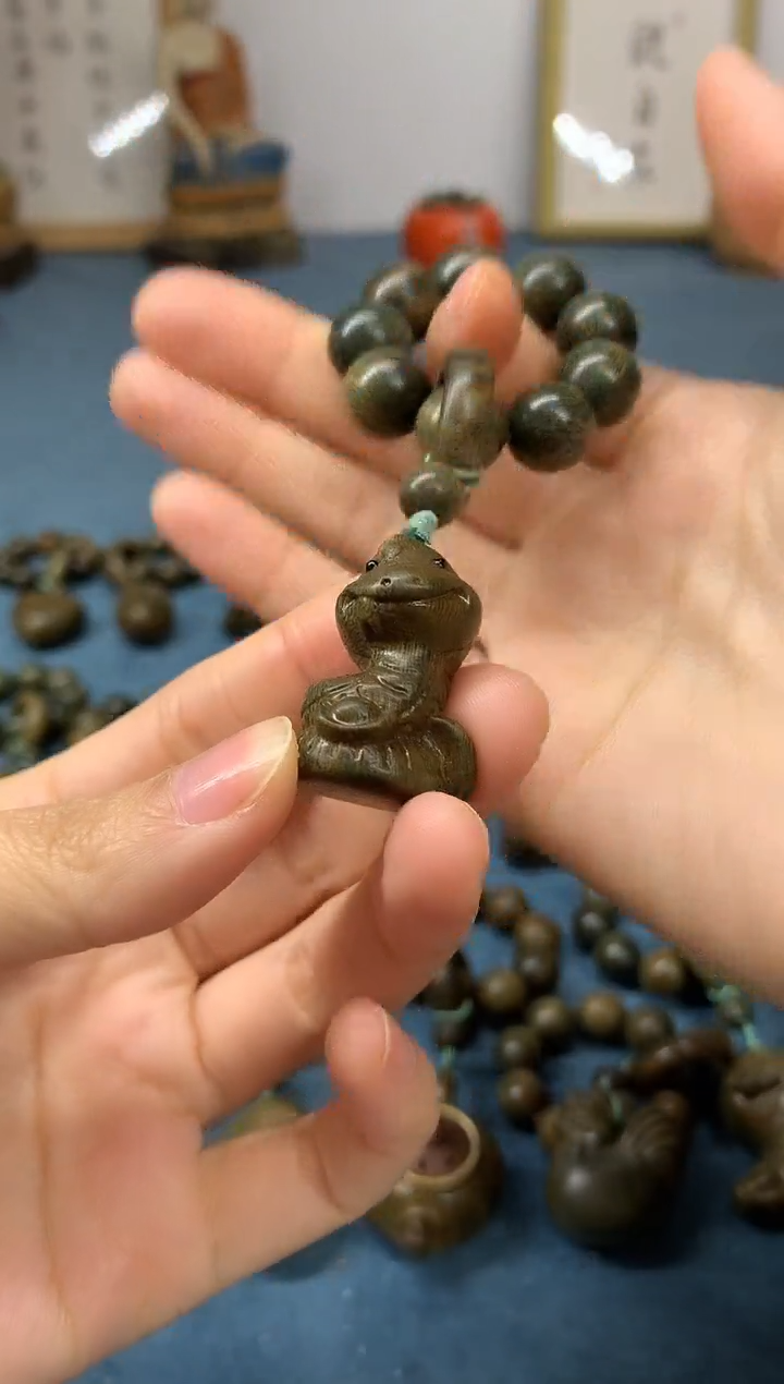 【闪购商品】维腊木（绿檀）把件 招财蛇 盘玩件