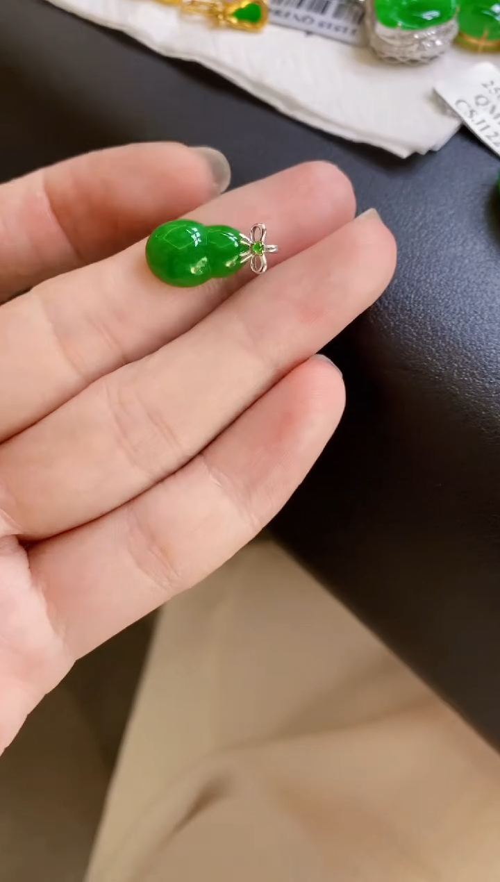 翡翠18K金镶嵌颈饰葫芦