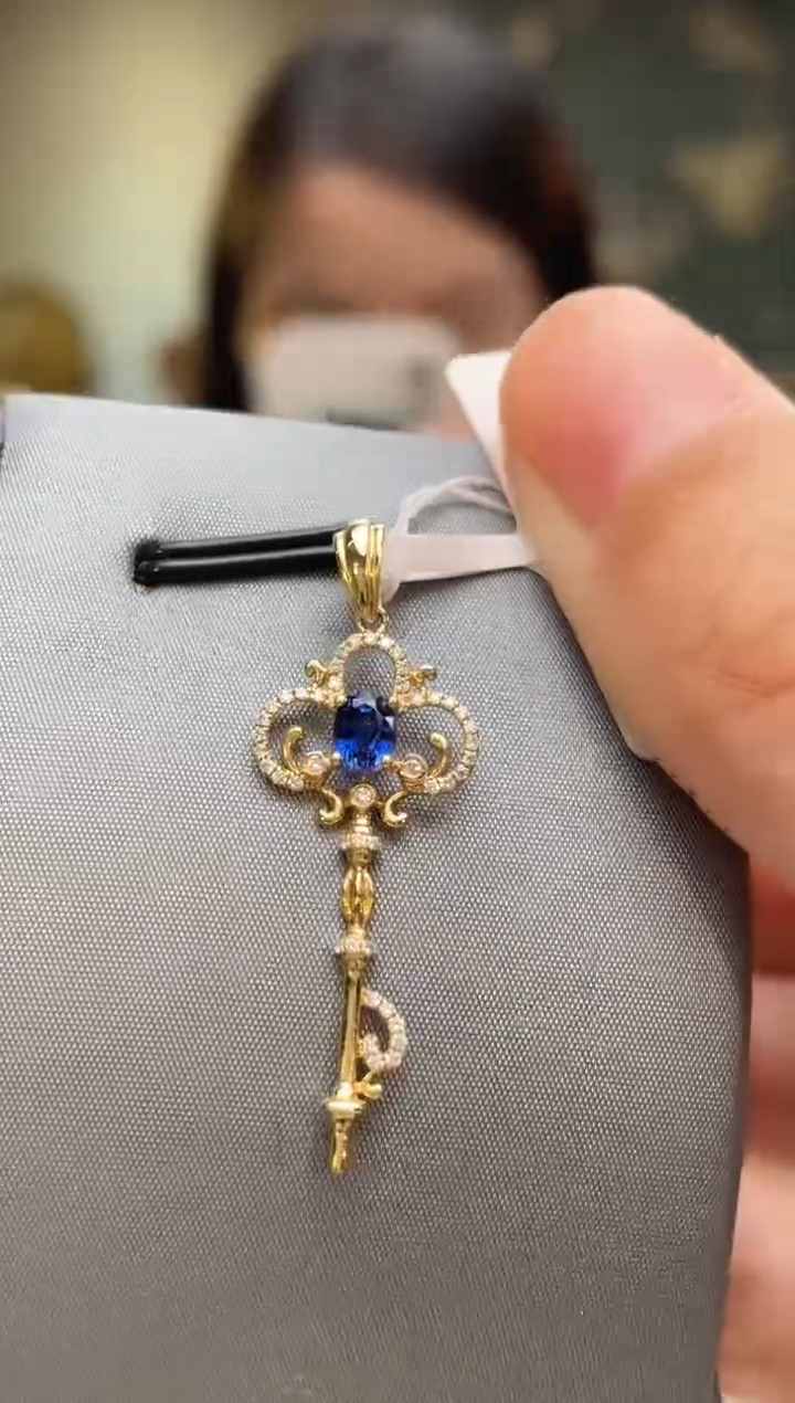 吊坠(不含链)蓝宝石18K金镶嵌主石：0.37ct