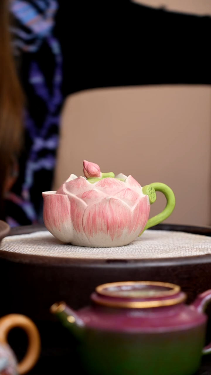 茶壶紫砂白玉段三色荷花壶