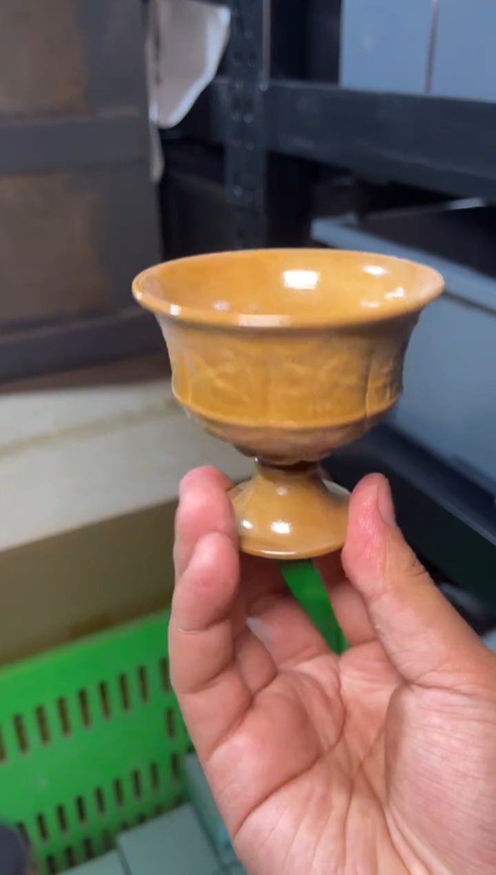 瓷微瑕姜黄釉高足杯