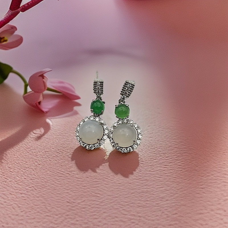 【顾佳珠宝】【附证书+礼盒】 精美时尚百搭气质合金镶嵌玉髓白色耳饰