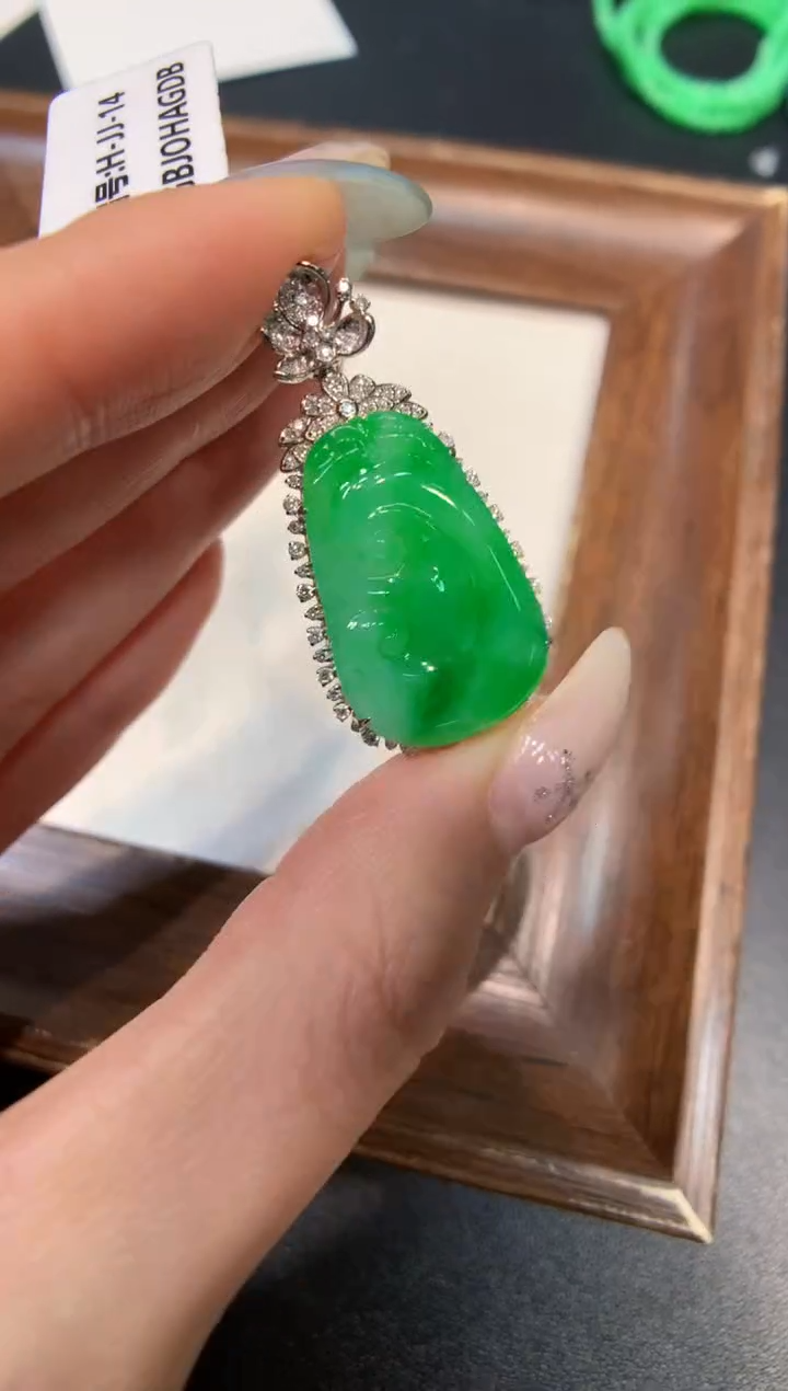 颈饰18K金镶嵌翡翠如意