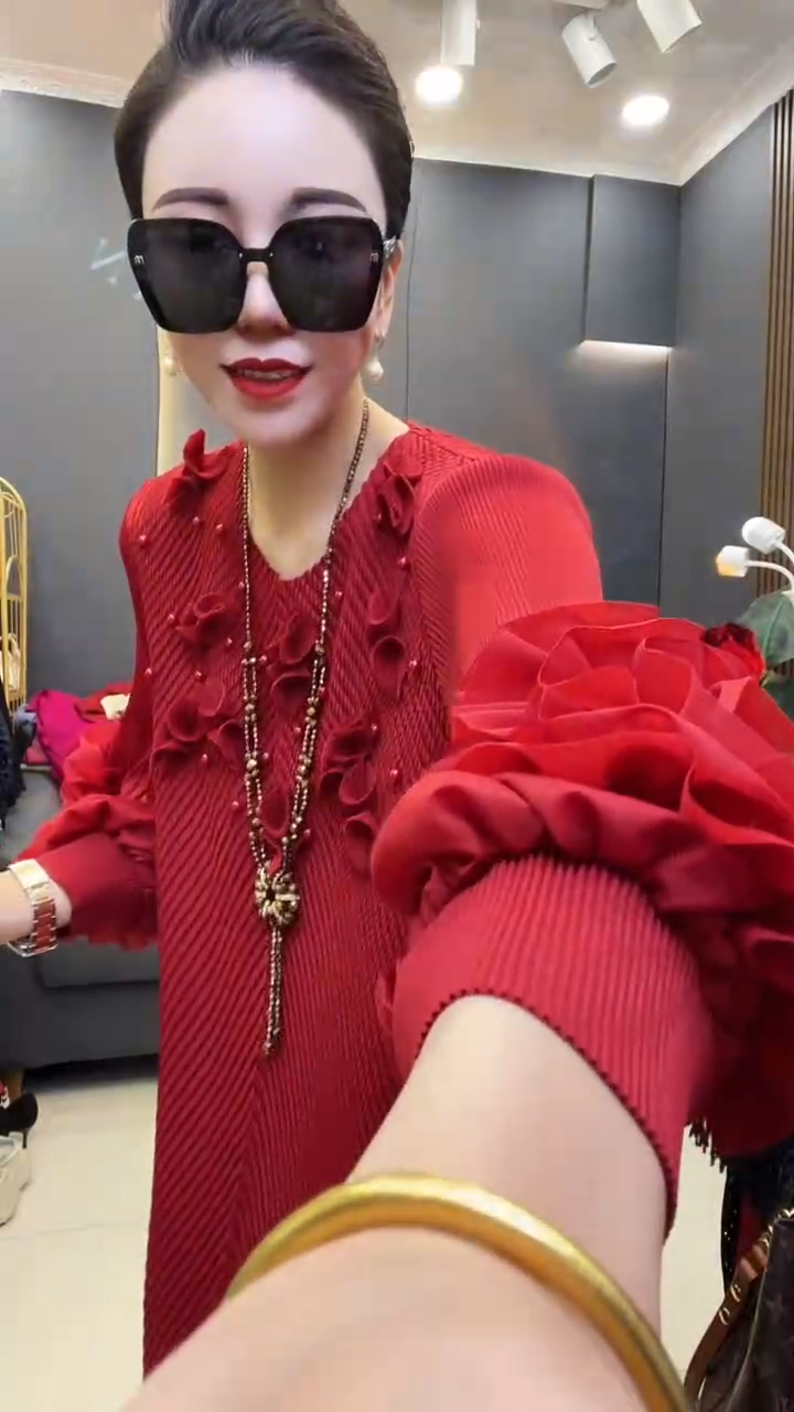 聚酯纤维（涤纶）红色 钉珠裙