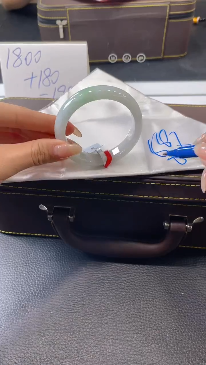 【闪购商品】翡翠手镯未镶嵌手镯