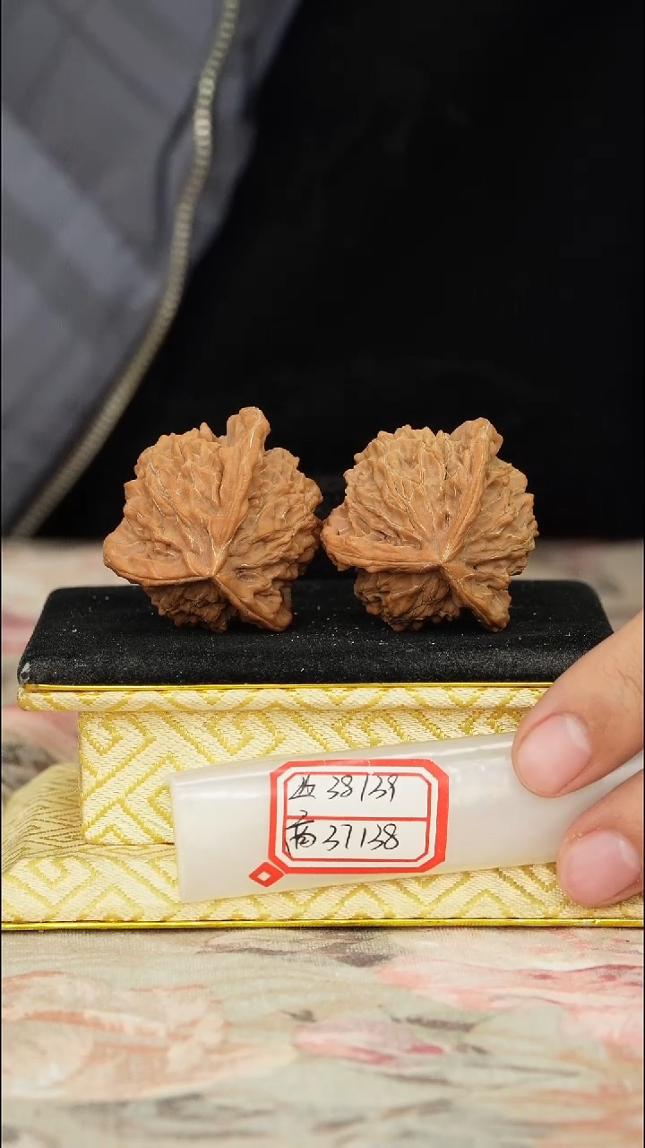 【闪购商品】文玩核桃把件盘山三棱