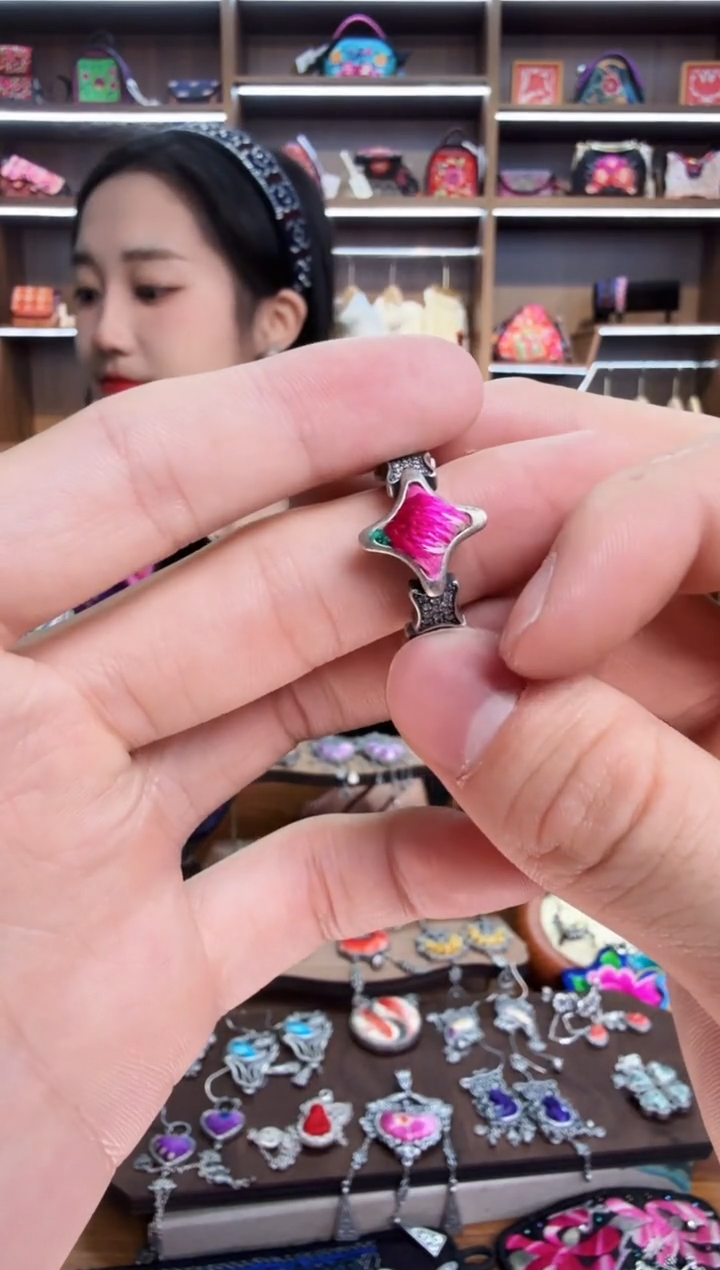 【闪购商品】织绣39蒙阿苏苗绣传承