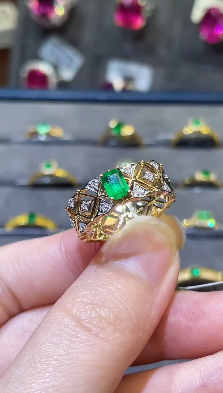 【闪购商品】祖母绿戒指18K金镶嵌0.42ct