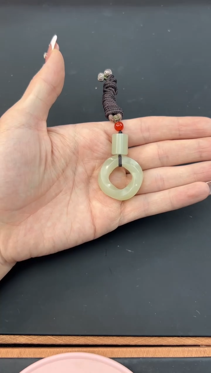 【闪购商品】和田玉吊坠(赠链)未镶嵌且末微色差近矿吊坠