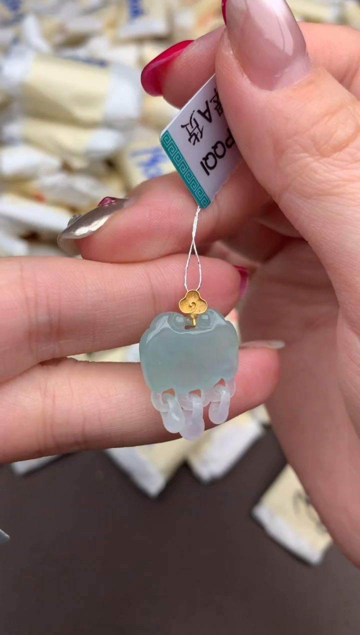 翡翠挂件18K金镶嵌一