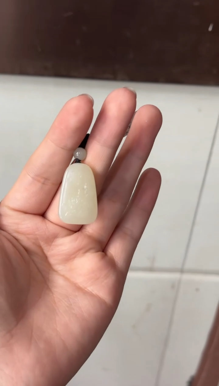 【闪购商品】和田玉吊坠(赠链)未镶嵌且末微色差近矿吊坠