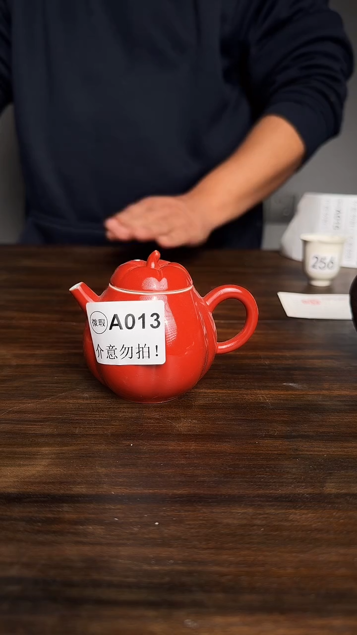 婺州龙窑烧制技艺红色南瓜壶（A013
