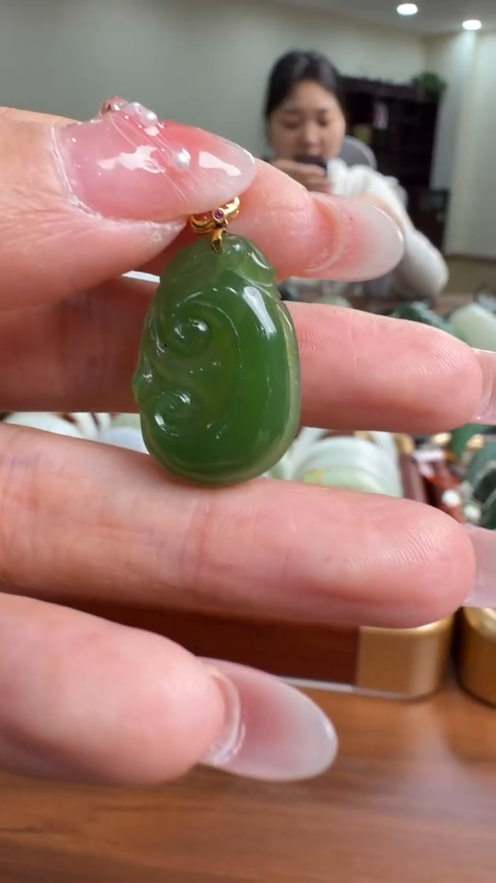 颈饰18K金镶嵌和田玉挂件