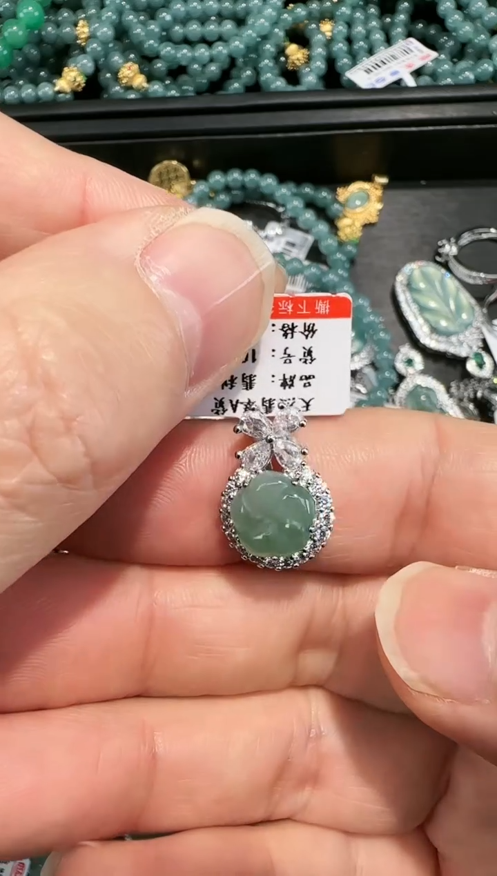 【闪购商品】翡翠吊坠(赠链)未镶嵌天然翡翠A货