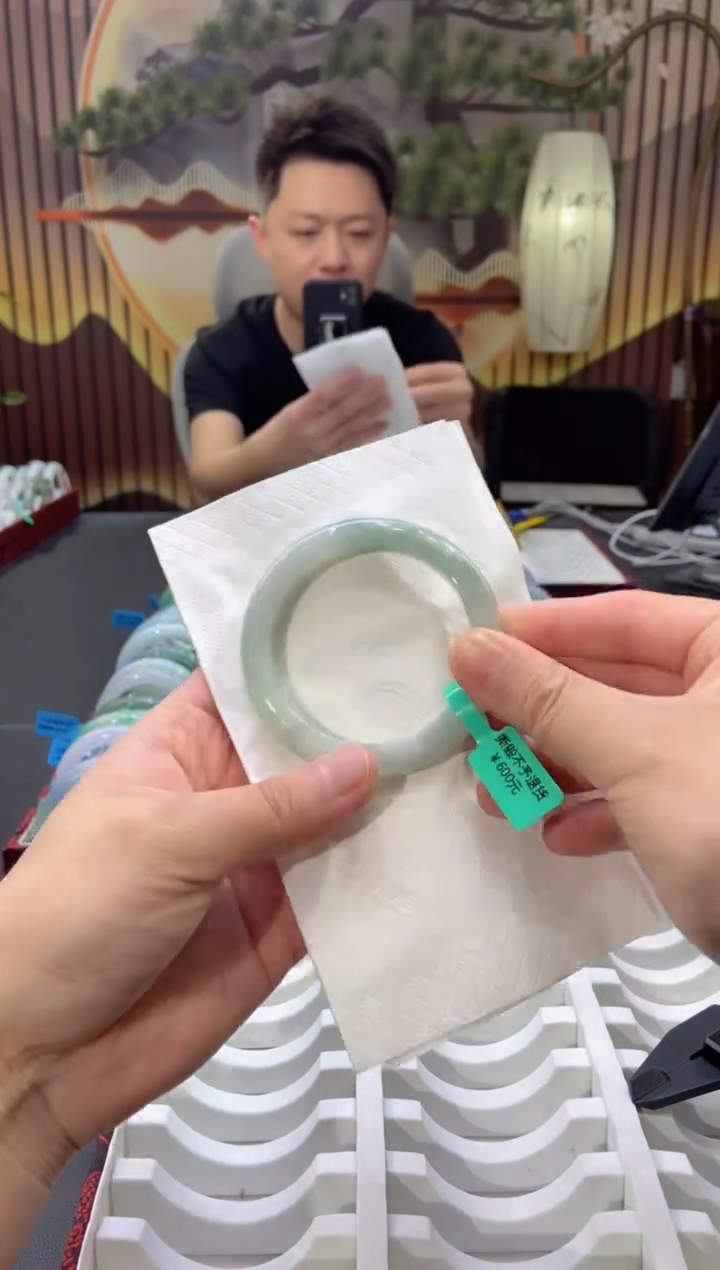 翡翠手镯未镶嵌多人02722