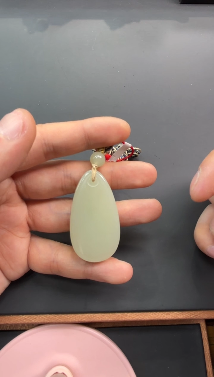 【闪购商品】和田玉吊坠(赠链)未镶嵌且末微色差迪克兰吊坠