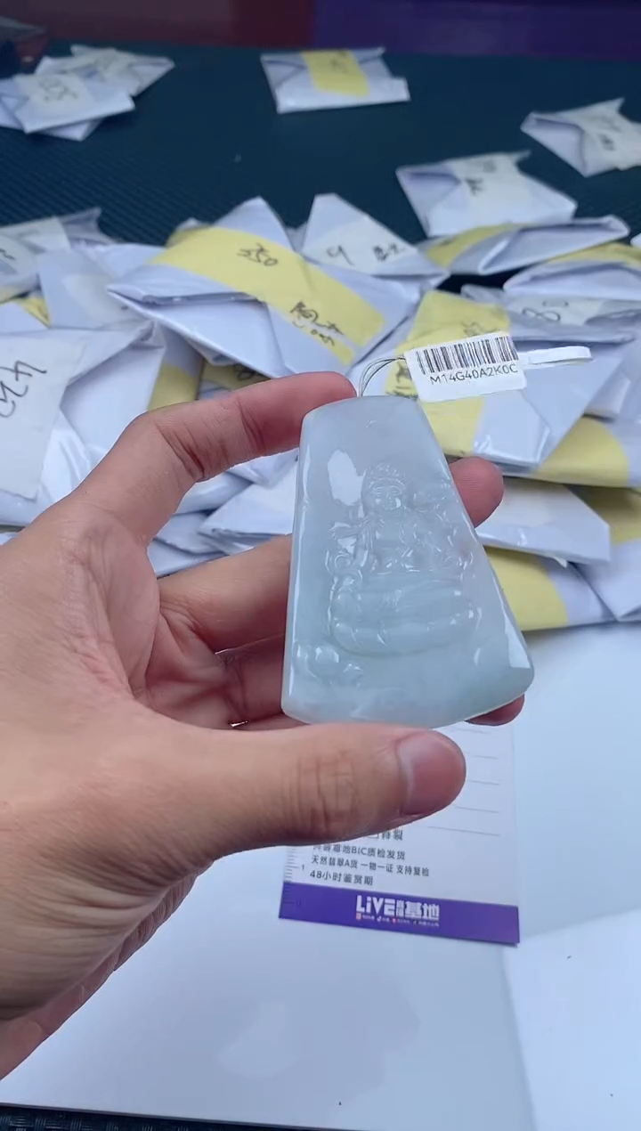 翡翠未镶嵌颈饰           