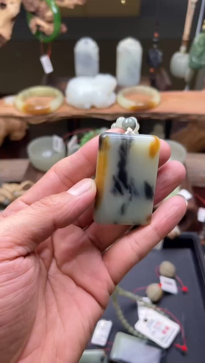 【闪购商品】和田玉吊坠未镶嵌若羌楼兰三色 光面无事牌822215