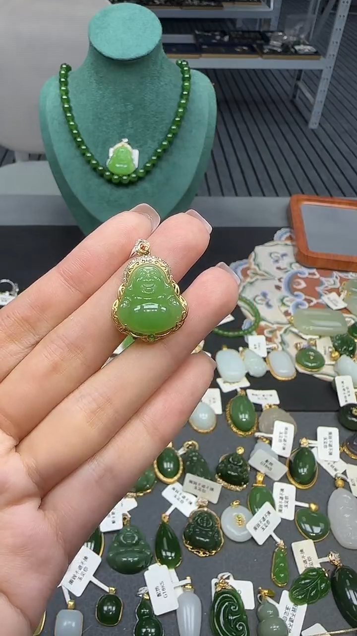 18K金镶嵌和田玉挂件1