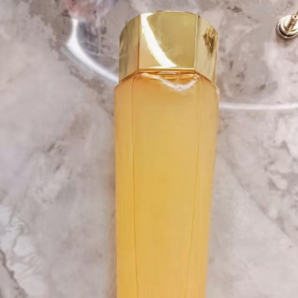 蜂蜜有光泽的精华水