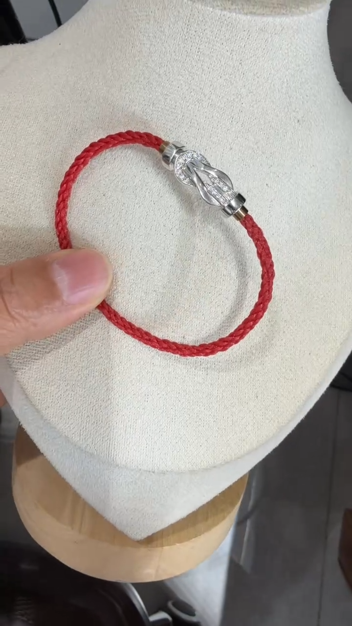 18K金镶嵌手链钻石伢钻石扭八手链