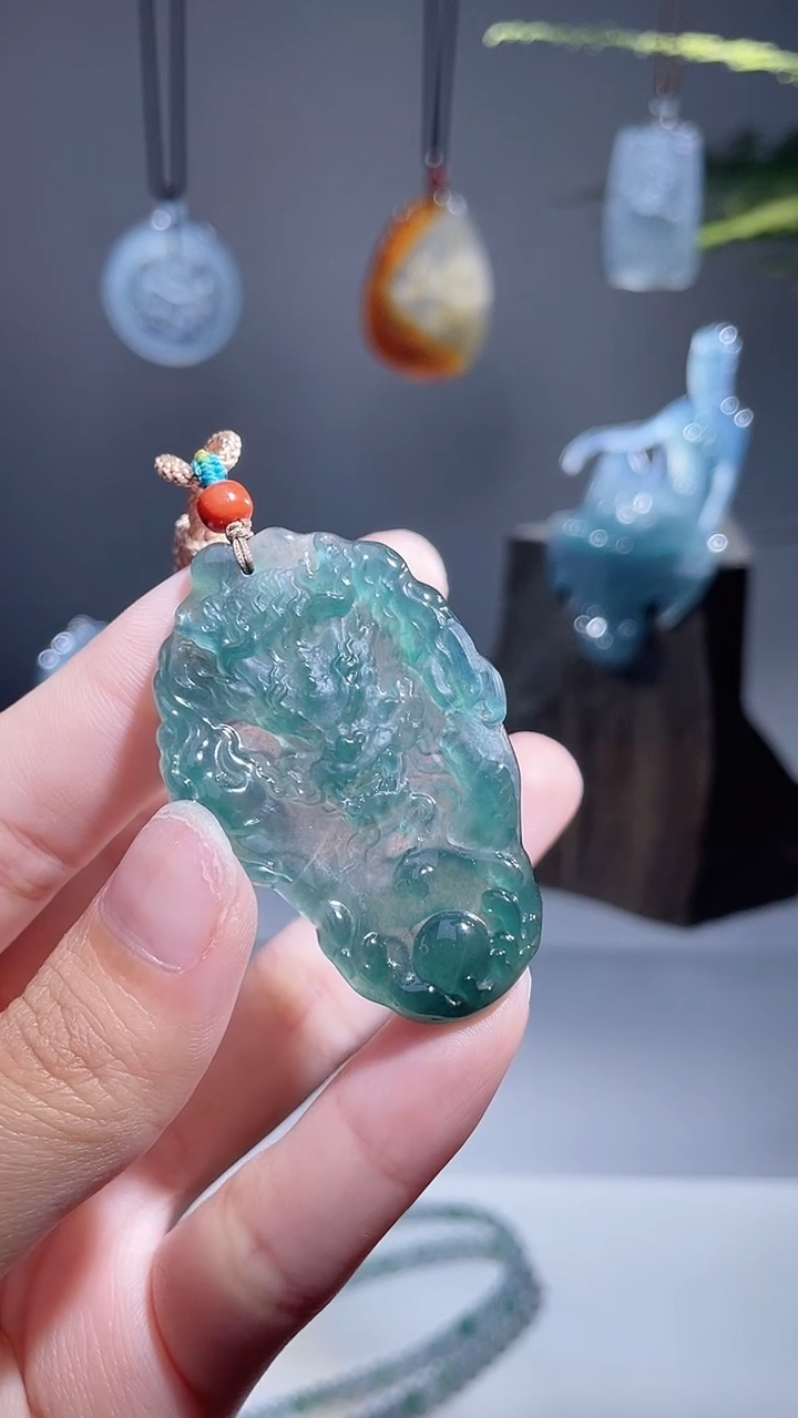 颈饰未镶嵌翡翠龙牌