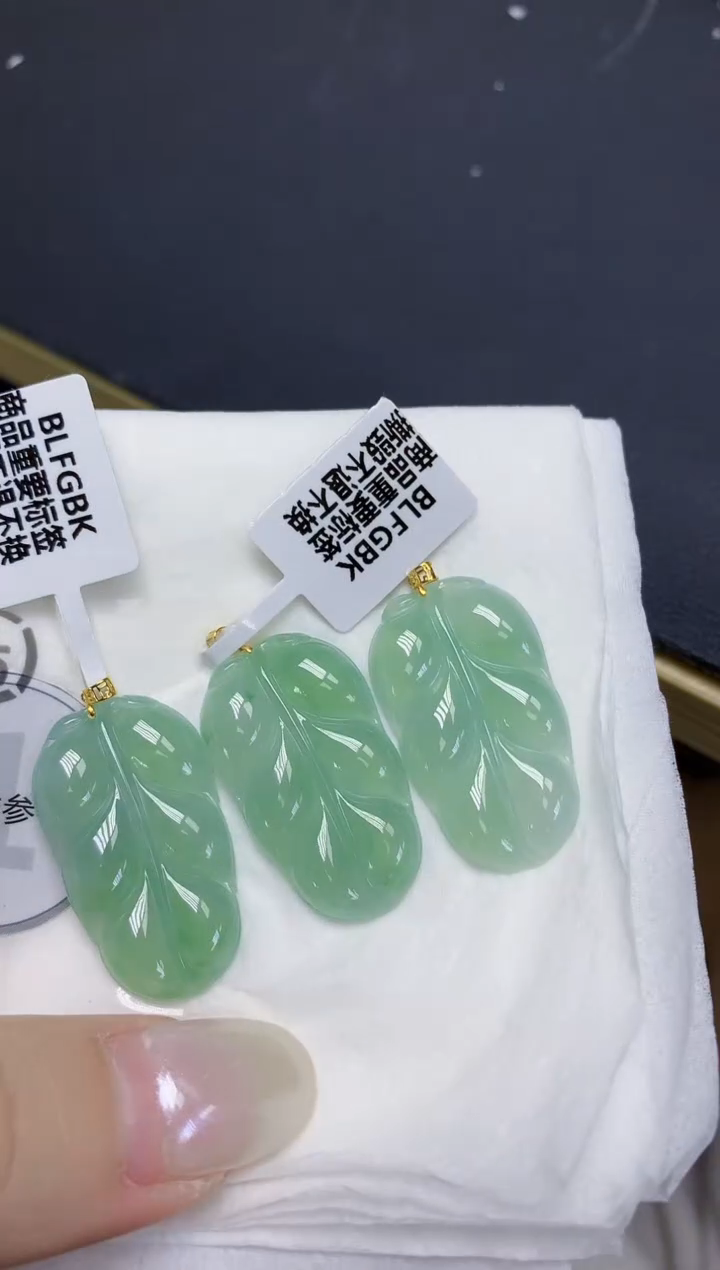 翡翠18K金镶嵌颈饰天然缅甸翡翠A货多样性发其一