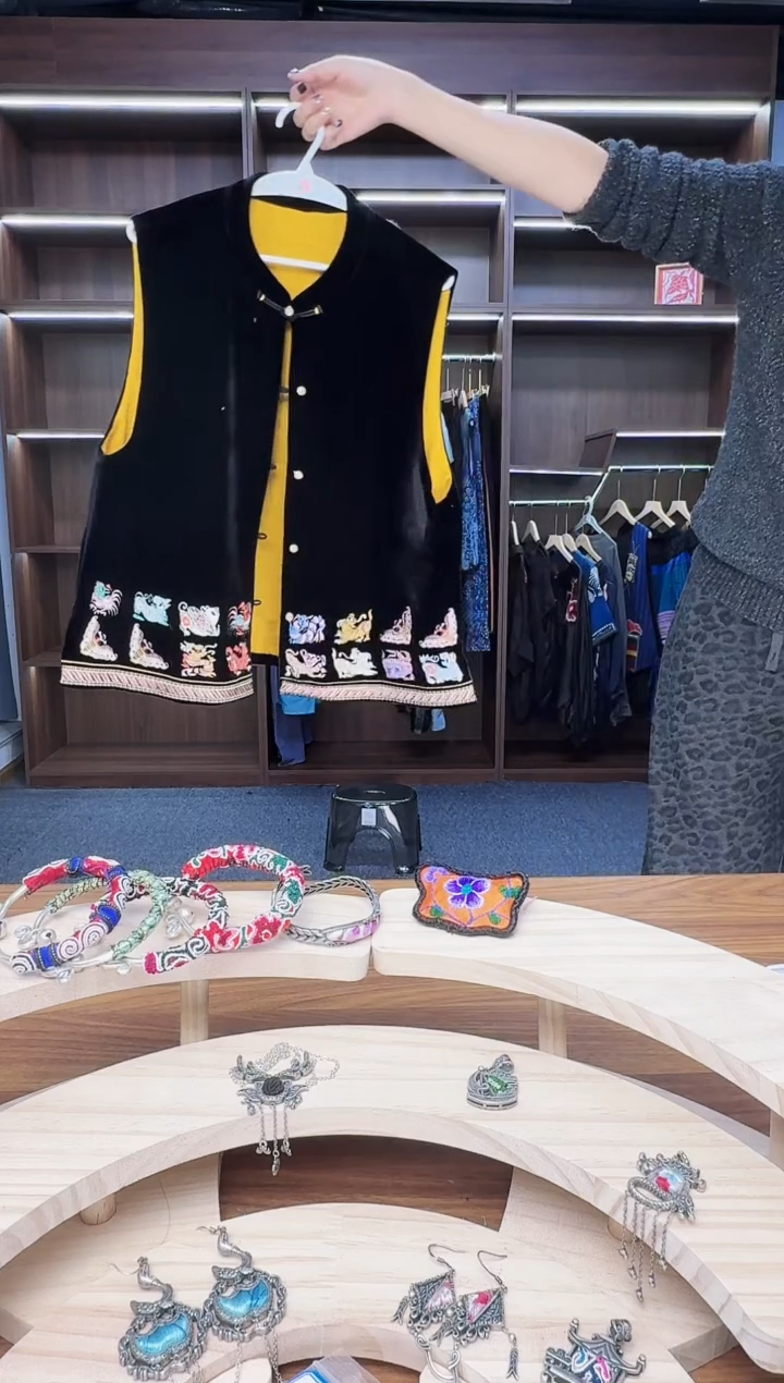 织绣154蒙阿苏苗绣传承