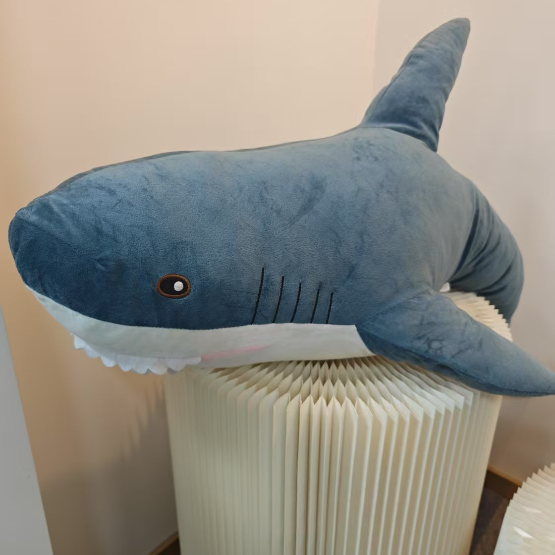 网红鲨鱼抱枕 毛绒玩偶 公仔超软 女生卧室沙发垫神器随机 DJ