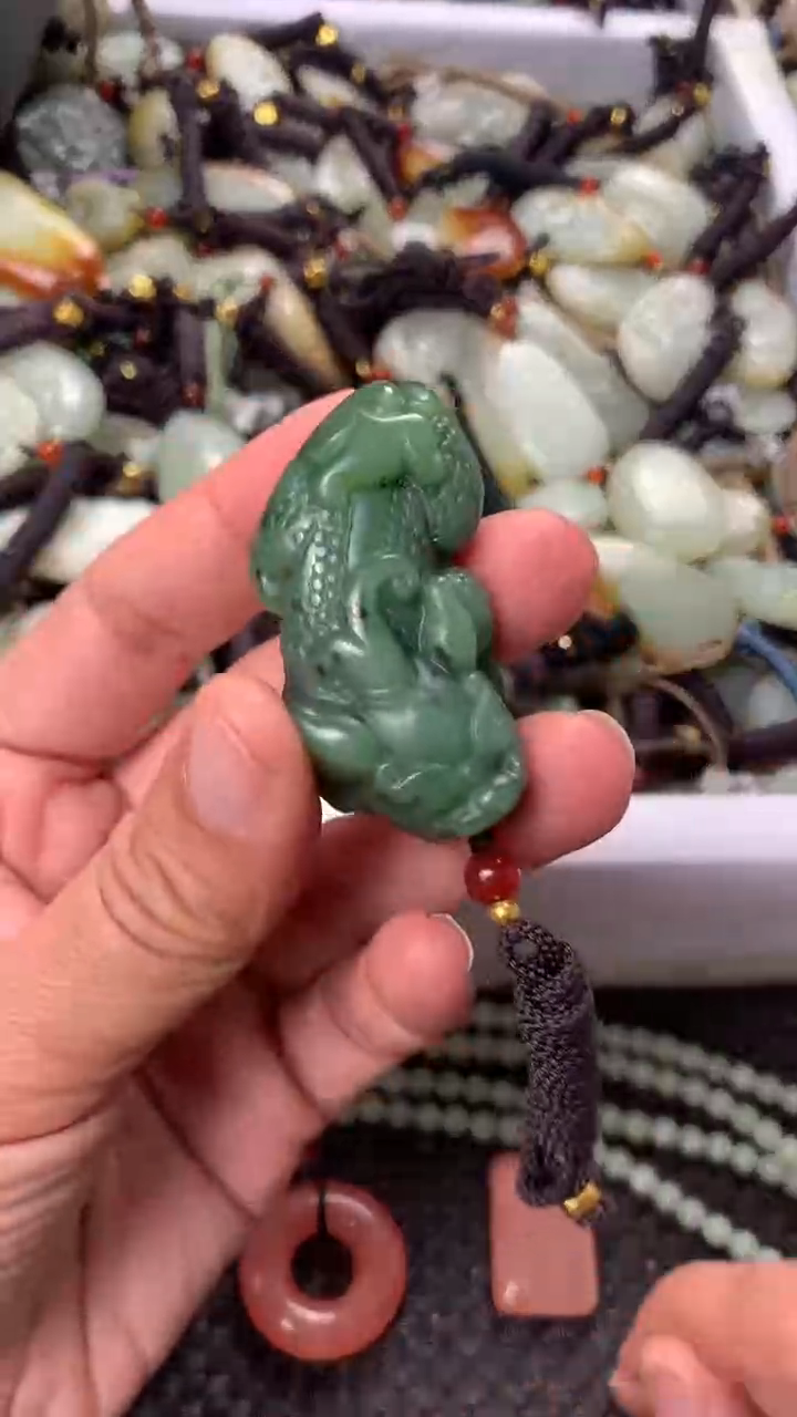 【闪购商品】和田玉颈饰未镶嵌多样性发货没有证书.拍一发一，有瑕