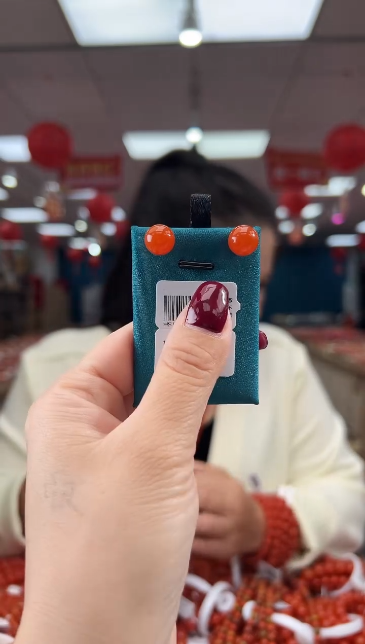 【闪购商品】南红玛瑙耳钉18K金镶嵌多样发其一/