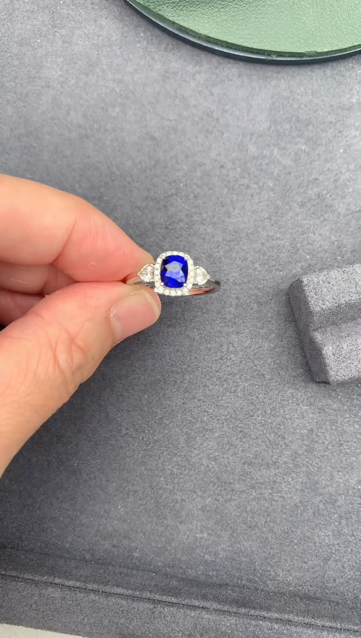 【闪购商品】蓝宝石戒指18K金镶嵌1.5ct皇家蓝戒指