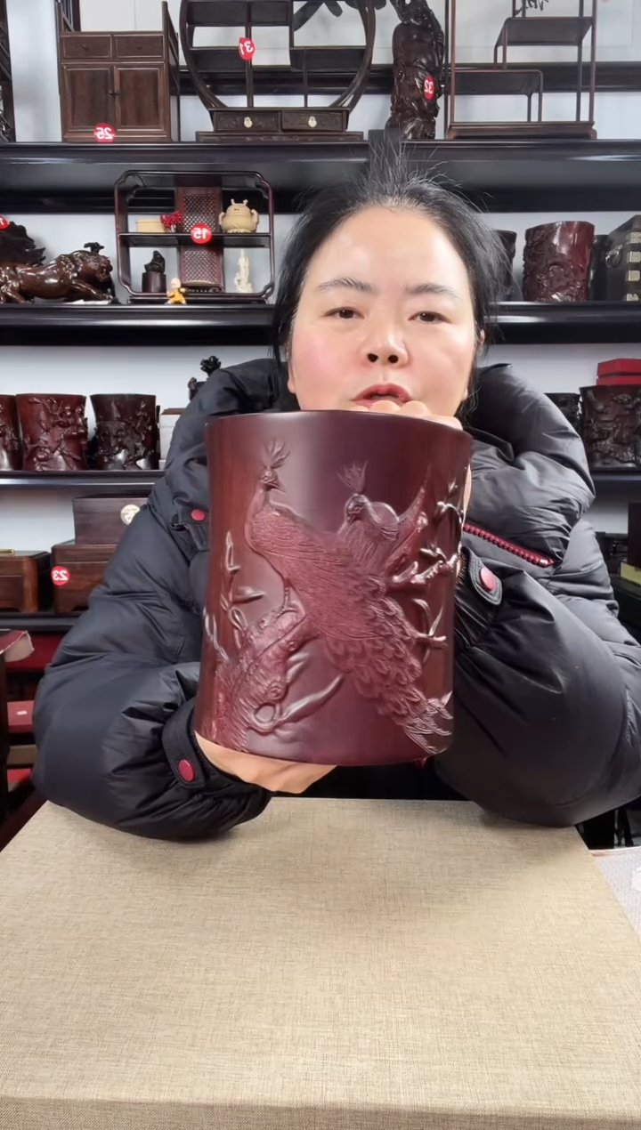 木孔雀笔筒老李红木工艺品
