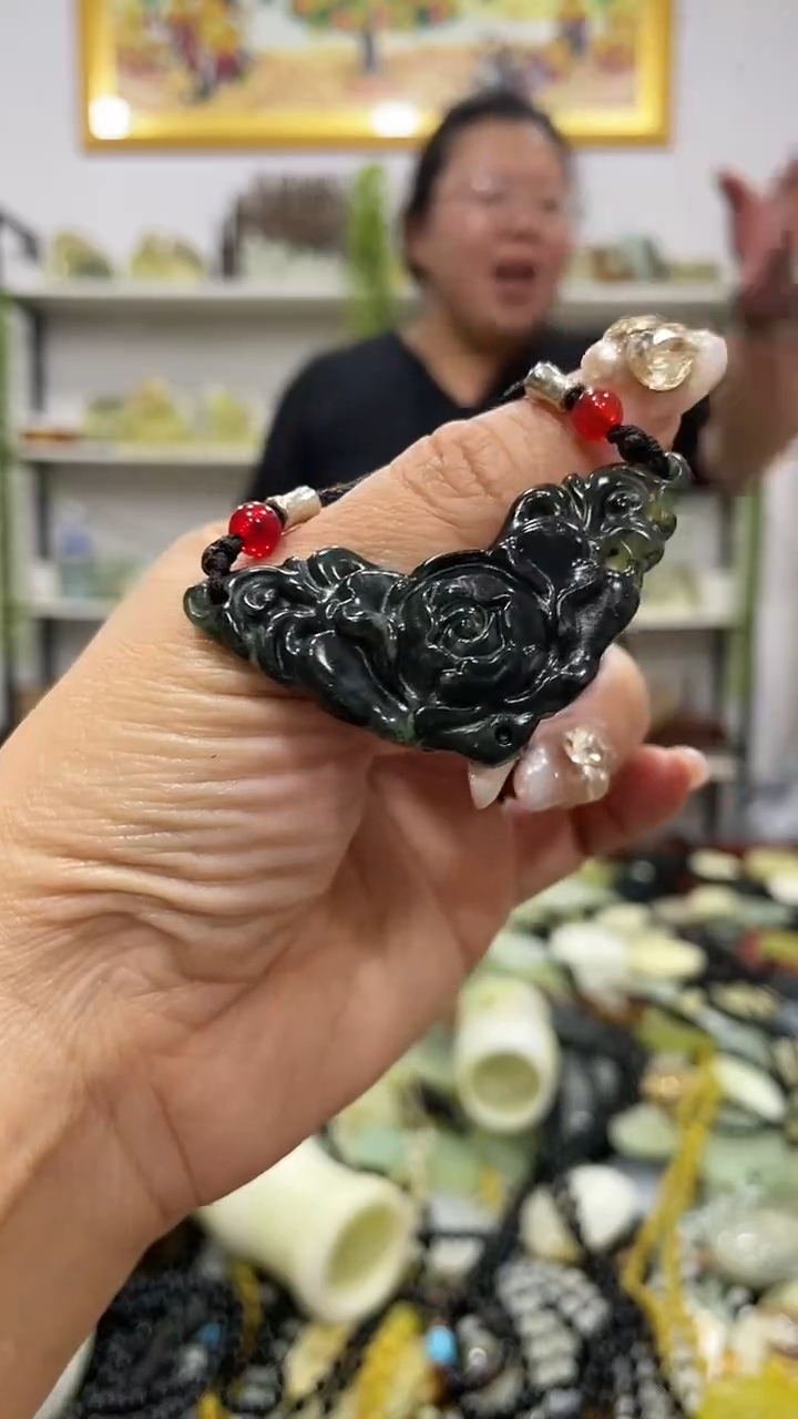 岫玉未镶嵌吊坠           